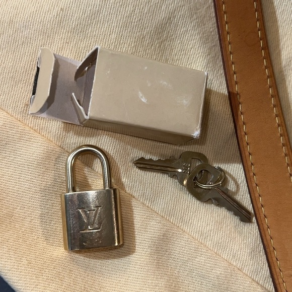 AUTHENTIC Louis Vuitton Speedy 30 Bandouliere in Monogram W RECEIPT $2300+ tax - Picture 4 of 17